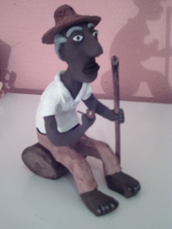 Preto velho de argila pintado