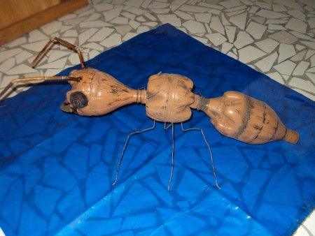 Formiga feita com garrafa pet(Minha criação)
