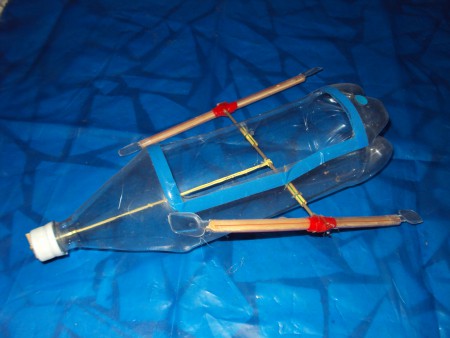 Barco a remo movido com elástico