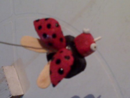 joaninha de rolha e palito de picolé