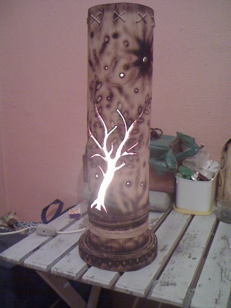 Luminária de bambú c/ árvore vasada.