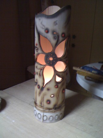 Luminária de bambú c/ flor vasada.