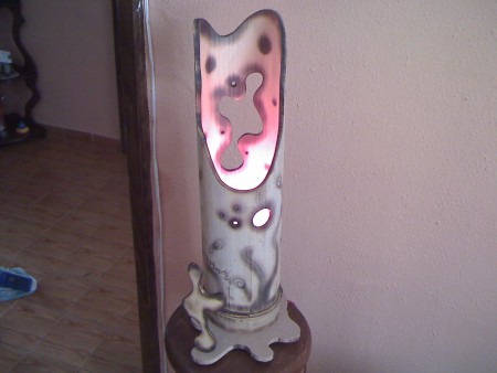 Luminária de bambú c/ desenho vasado. 